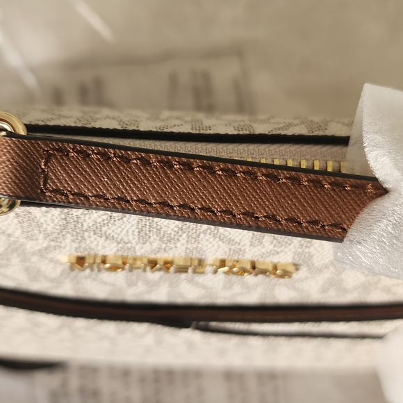 Michael Kors Jet Set Logo Crossbody Bag in Vanilla/Acorn - Picture 5 of 8